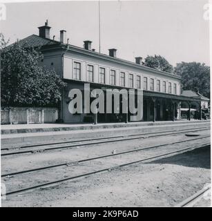 La ferrovia Karlskrona - Växjö è stata aperta al traffico pubblico nel 1874. Nello stesso anno, le case di stazione sono state completate su due piani. Il cortile è stato progettato in modo da avere spazio per cinque piste. La modernizzazione della stazione ha avuto luogo nel 1946. La stazione fu chiamata Karlskrona Central nel periodo 1.9.1954-1,9.1957. Foto Stock