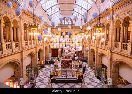 The Floating Heads di Sophie Cave presso la galleria d'arte e museo di Kelvingrove, Glasgow, Scozia, Regno Unito. Foto Stock