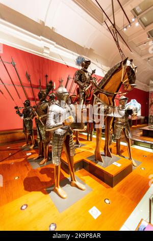 Esposizione di armature nella galleria d'arte e museo di Kelvingrove, Glasgow, Scozia, Regno Unito. Foto Stock