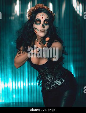 Santa Muerte. Giorno dei morti. Dia de los muertos. Calavera Catrina. Donna con zucchero cranio trucco. Halloween Foto Stock