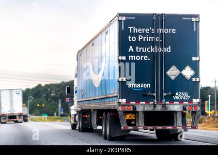 Greensboro, Stati Uniti d'America - 7 gennaio 2021: Strada stradale stradale del traffico del North Carolina con camion di guida per il veicolo di consegna di spedizione prime Amazon con il marchio prime Foto Stock