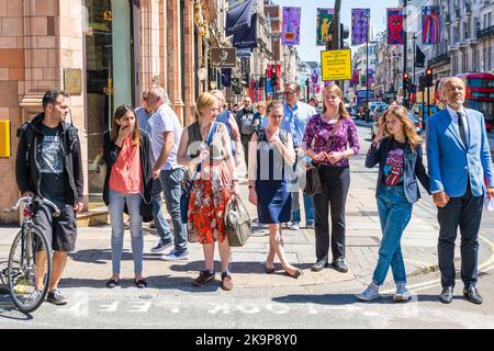 Londra, Regno Unito - 22 giugno 2018: Le persone sono in attesa di semaforo verde sul marciapiede Piccadilly circus Street in estate Foto Stock