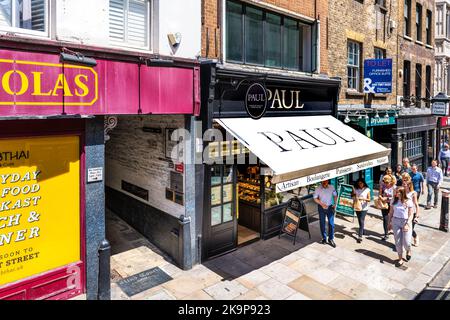 Londra, Regno Unito - 22 giugno 2018: Vista ad angolo alto sulla panetteria francese Paul, cartello bar con paninoteca con la gente su City of London Fleet Street Foto Stock