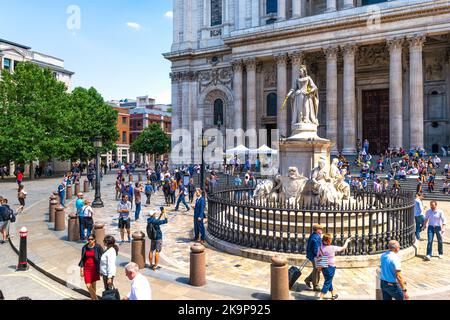 Londra, Regno Unito - 22 giugno 2018: Statua della regina Anna nel cortile della cattedrale di St. Paul con molte persone turisti che scattano foto Foto Stock