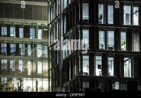 2022-10-29 21:18:58:19 AMSTERDAM - edifici di uffici illuminati sullo Zuidas durante il Nacht van de Nacht, un'iniziativa delle federazioni provinciali ambientali olandesi con l'obiettivo di attirare l'attenzione sull'inquinamento luminoso. ANP EVA PLEVIER olanda fuori - belgio fuori Foto Stock