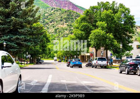 Glenwood Springs, USA - 29 giugno 2019: Centro città con strada residenziale in Colorado e persone a piedi in auto vicino a Red Mountain Foto Stock