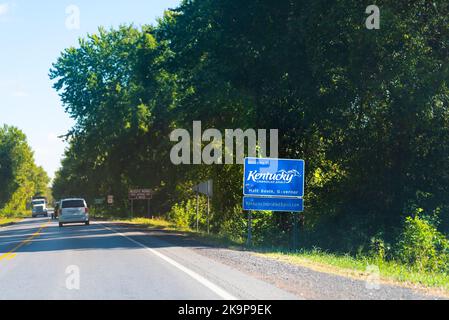 Wickliffe, USA - 16 ottobre 2019: Benvenuti nel Kentucky spirito sfrenato e Matt Bevin governatore cartello stradale su strada e auto Foto Stock