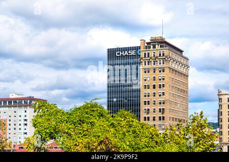 Charleston, USA - 17 ottobre 2019: Storico skyline della capitale del West Virginia con uffici finanziari del centro della banca Chase Foto Stock