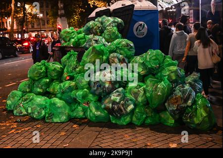 Westend discarica rifiuti a Charing Cross Road il 29 ottobre 2022, Londra, Regno Unito. Credit: Vedi li/Picture Capital/Alamy Live News Foto Stock