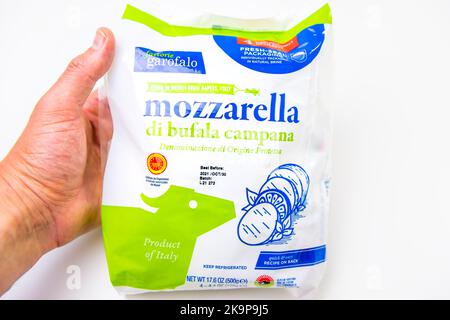 Napoli, USA - 21 ottobre 2021: Primo piano macro di mozzarella di bufala etichetta di prodotto italiana con il marchio Fattorie Garofalo di Costco Foto Stock