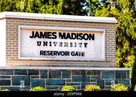 Harrisonburg, USA - 27 maggio 2021: James Madison architettura segno da Reservoir gate, istituto di ricerca di istruzione superiore in Virginia Foto Stock