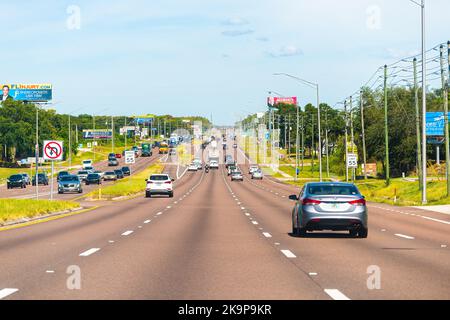 Palm Harbor, USA - 4 ottobre 2021: Auto in traffico sulla strada statale US Route 19 nella città della Florida dalle aree di Clearwater e Crystal Beach Foto Stock