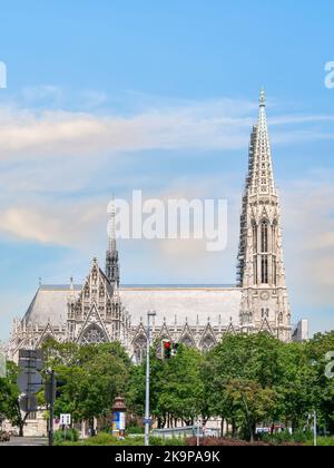 Vienna, Austria - Giugno 2022: Vista laterale con la chiesa in stile neogotico chiamata Votivkirche, a Vienna Foto Stock