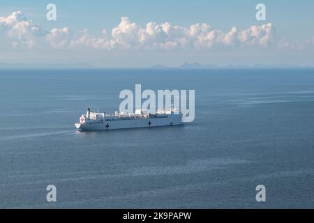 PUERTO BARRIOS, Guatemala (ottobre 28, 2022) - la nave ospedaliera USNS Comfort (T-AH 20) è ancorata al largo della costa di Puerto Barrios, Guatemala, 28 ottobre 2022. Comfort viene distribuito alla flotta degli Stati Uniti 4th a sostegno della promessa continua 2022, una missione di assistenza umanitaria e di buona volontà che conduce cure mediche dirette, cure veterinarie di spedizione e scambi di esperti in materia con cinque nazioni partner nei Caraibi, Centro e Sud America. (STATI UNITI Foto Navy di Mass Communication Specialist 1st Class James Mullen) Foto Stock