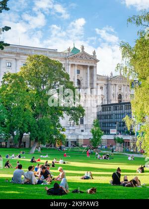 Vienna, Austria - Giugno 2022: Persone, turisti e locali rilassarsi e divertirsi sull'erba verde nel parco Burggarten di Vienna. Foto Stock