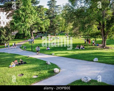 Vienna, Austria - Giugno 2022: Persone, turisti e locali rilassarsi e divertirsi sull'erba verde nel parco Burggarten di Vienna. Foto Stock