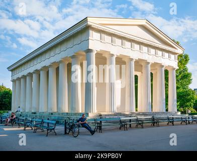 Vienna, Austria - Giugno 2022: Immagine del tempio greco Tempio di Theseus situato nel parco pubblico di Volksgarten Foto Stock