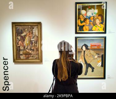 Ragazza donna turista godere le gallerie al goma o. Museo di arte moderna di Glasgow, Stanley spencer e dipinti di cuoco beryl Foto Stock