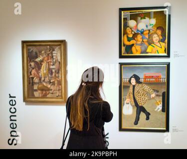 Ragazza donna turista godere le gallerie al goma o. Museo di arte moderna di Glasgow, Stanley spencer e dipinti di cuoco beryl Foto Stock