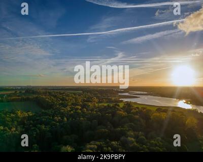 Una vista aerea al tramonto sul fiume Deben a Melton a Suffolk, Regno Unito Foto Stock