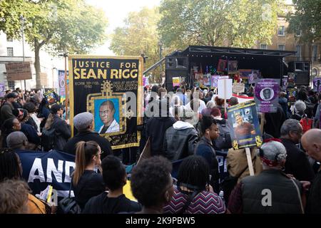 I genitori di Chris Kaba, Oladeji Omisore, Matthew Leahy, Jack Susianta e Leon Patterson consegnano una lettera firmata a Downing Street. Londra/UK 29th Ottobre 2022, Aubrey Fagon/Alamy Live News Foto Stock