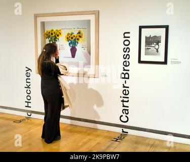 Ragazza donna turista godere le gallerie goma o. Glasgow museo di arte moderna David Hockney pittura fiori PF e henri cartier bresson fotografia Foto Stock