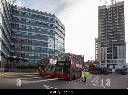 Sky Scrapers e autobus a Croyden Londra Foto Stock