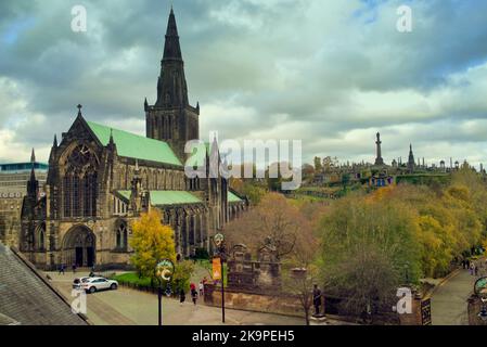 Di fronte alla cattedrale di Glasgow e alla necropoli Foto Stock