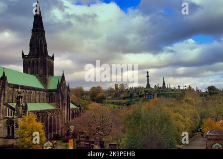 Di fronte alla cattedrale di Glasgow e alla necropoli Foto Stock