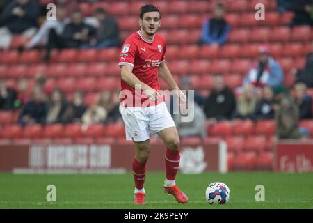 Liam Kitching #5 di Barnsley sulla palla durante la partita Sky Bet League 1 Barnsley vs Forest Green Rovers a Oakwell, Barnsley, Regno Unito, 29th ottobre 2022 (Foto di James Heaton/News Images) Foto Stock