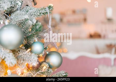 Sfondo di Natale, rami di pino sfondo festivo. Composizione creativa con bordo e spazio di copia. Decorazione di Natale con luci bokeh da lampadine Foto Stock