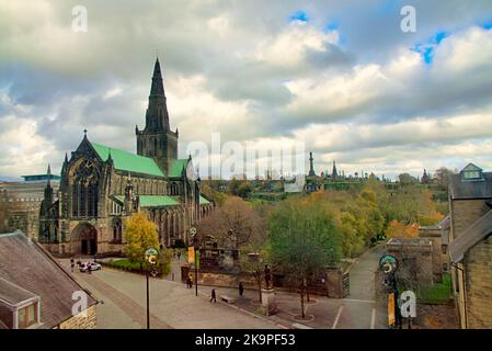 Di fronte alla cattedrale di Glasgow e alla necropoli Foto Stock