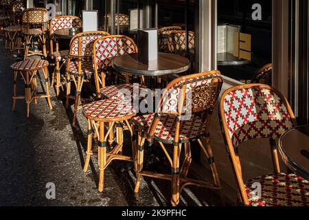 Terrazza caffetteria in una strada a Parigi, Francia Foto Stock