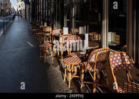 Terrazza caffetteria in una strada a Parigi, Francia Foto Stock