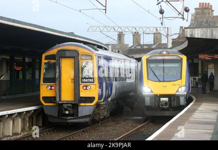 Treni del Nord unità multiple diesel alla stazione ferroviaria di Carnforth 26th ottobre 2022. Classe 195 civity dmu e classe 158 Express sprinter dmu. Foto Stock