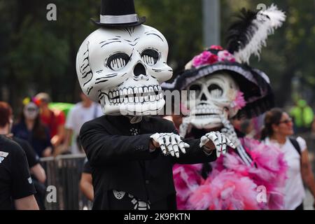 Città del Messico, Messico. 29th Ott 2022. Personaggi giganteschi dello scheletro durante la Grande Parata dei morti per celebrare la vacanza di dia de los Muertos sul Paseo de la Reforma, 29 ottobre 2022 a Città del Messico, Messico. Credit: Richard Ellis/Richard Ellis/Alamy Live News Foto Stock