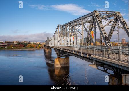 Ottawa, Ontario - Ottobre, 19: L'Alexandra Bridge. Il ponte collega Ottawa e Gatinaeu. Foto Stock