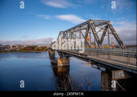 Ottawa, Ontario - Ottobre, 19: L'Alexandra Bridge. Il ponte collega Ottawa e Gatinaeu. Foto Stock