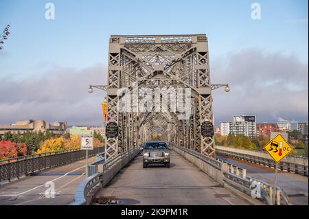 Ottawa, Ontario - Ottobre, 19: L'Alexandra Bridge. Il ponte collega Ottawa e Gatinaeu. Foto Stock