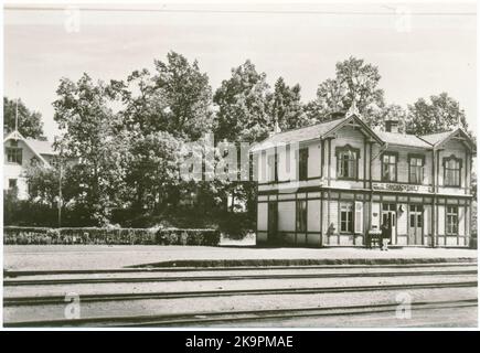 La stazione di Sandbäckshult è stata aperta nel 1897. All'inizio si chiamava Hornsjö Saw. Casa stazione a due piani in legno, modernizzata nel 1944. Ingranaggio meccanico. Dalla stazione ci sono quattro direzioni. Qui, la ferrovia di Mönsterås e la ferrovia di Kalmar - Berga sono state attraversate. Nel 1940, la stazione è stata nazionalizzata. Foto Stock