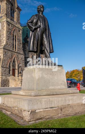 Ottawa, Ontario - 19 ottobre 2022: Monumento commemorativo di Sir Wilfred Laurier di fronte all'East Block sulla collina del Parlamento del Canada. Foto Stock