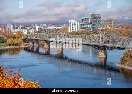 Ottawa, Ontario - Ottobre, 19: L'Alexandra Bridge. Il ponte collega Ottawa e Gatinaeu. Foto Stock