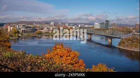 Ottawa, Ontario - Ottobre, 19: L'Alexandra Bridge. Il ponte collega Ottawa e Gatinaeu. Foto Stock