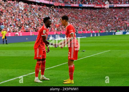 Monaco, Germania. 29th Ott, 2022. Goaljubel Jamal MUSIALA (FC Bayern Monaco) con Alphonso DAVIES (FC Bayern Monaco, li) dopo l'obiettivo di 2-0, giubilazione, gioia, entusiasmo, azione, Calcio 1st Bundesliga stagione 2022/2023, matchday 12, matchday12, FC Bayern Monaco - 1.FSV FSV FSV Mainz 05 6-2 su 29.10.2022, ALLIANZAREN A. ? Credit: dpa/Alamy Live News Foto Stock