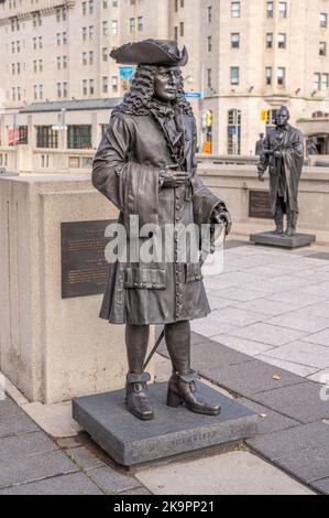 Ottawa, Ontario - 19 ottobre 2022: Il Valiants Memorial di Ottawa che commemora quattordici figure della storia militare del Canada, qui Pierre L. Foto Stock