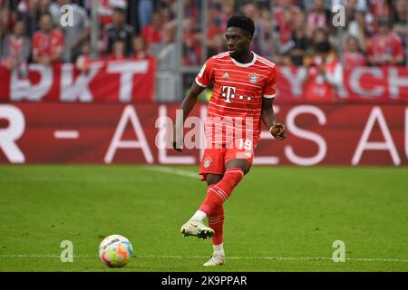 Monaco, Germania. 29th Ott 2022. Alphonso DAVIES (FC Bayern Monaco), azione, azione singola, immagine singola, ritaglio, Full body shot, full figure football 1st Bundesliga stagione 2022/2023, 12th matchday, matchday12, FC Bayern Monaco - 1st FSV FSV Magonza 05 6-2:29.10.2022, ALLIANZAREN A. ? Credit: dpa/Alamy Live News Foto Stock