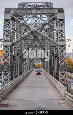 Ottawa, Ontario - Ottobre, 19: L'Alexandra Bridge. Il ponte collega Ottawa e Gatinaeu. Foto Stock