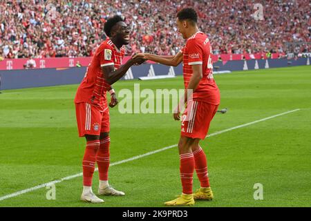 Monaco, Germania. 29th Ott, 2022. Goaljubel Jamal MUSIALA (FC Bayern Monaco, a destra) dopo l'obiettivo di 2-0 con Alphonso DAVIES (FC Bayern Monaco), giubilazione, gioia, entusiasmo, azione. Calcio 1st Bundesliga stagione 2022/2023, 12th matchday, matchday12, FC Bayern Monaco - 1.FSV FSV FSV Mainz 05 6-2 su 29.10.2022, ALLIANZAREN A. ? Credit: dpa/Alamy Live News Foto Stock