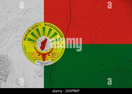 Bandiera Madagascar su texture. Collage concettuale. 26 giugno Madagascar Independence Day Flag. Foto Stock