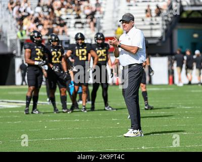 29 ottobre 2022 UCF Knights Head Coach Gus Malzahn prima delle 1st:00 Mezza partita di calcio NCAA tra i Cincinnati Bearcats e i Cavalieri UCF allo stadio FBC Mortgage di Orlando, Florida. Romeo T Guzman/CSM Credit: CAL Sport Media/Alamy Live News Foto Stock